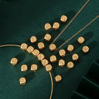 2023 Модни квадратни мъниста от древното злато с 26 букви, просто малка дизайнерска гривна, колие от пясък злато на Едро